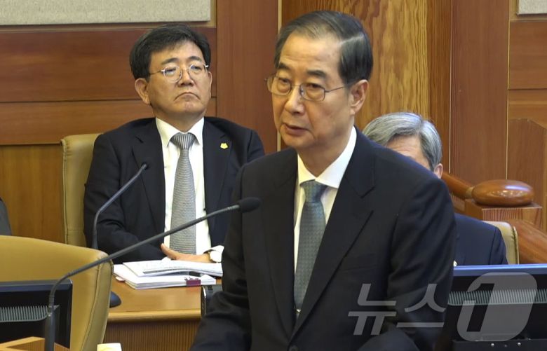 한덕수 국무총리가 19일 서울 종로구 헌법재판소 대심판정에서 열린 탄핵심판 1차 변론 기일에서 발언하고 있다. (헌법재판소 제공. 재판매 및 DB 금지) 2025.2.19/뉴스1