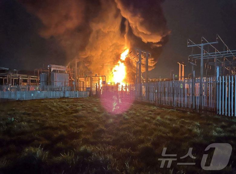 21일(현지시간) 영국 런던 히스로공항 근처 헤이스 변전소에서 화재가 발생한 모습. 사진은 런던 소방대 제공. 2025.03.21 ⓒ 로이터=뉴스1 ⓒ News1 김지완 기자