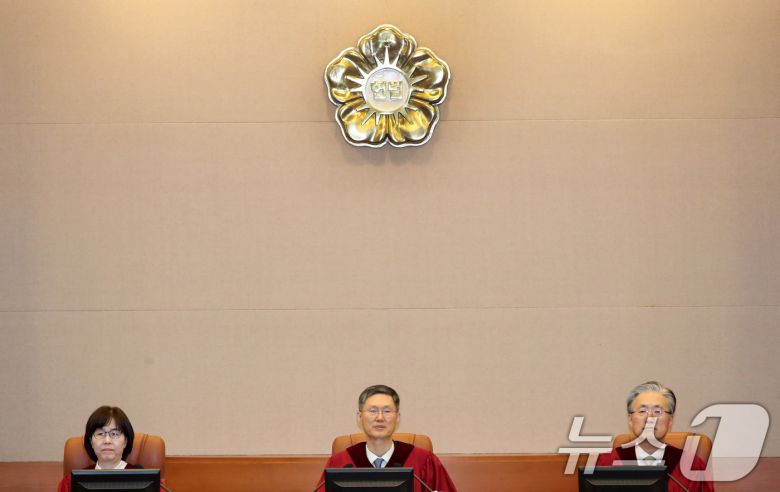 문형배 헌법재판소장 권한대행을 비롯한 헌법재판관들이 19일 오후 서울 종로구 헌법재판소 대심판정에서 열린 한덕수 국무총리 탄핵심판 첫 변론기일에 참석해 있다. (공동취재) 2025.2.19/뉴스1 ⓒ News1 박정호 기자