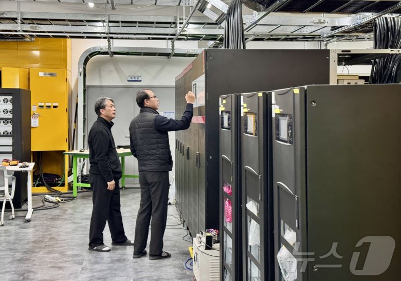 사진은 이온이 개발한 국내 최초 대용량 ‘전압보상기' MARCHE Ⅴ 제품. ⓒ News1 이민주 기자