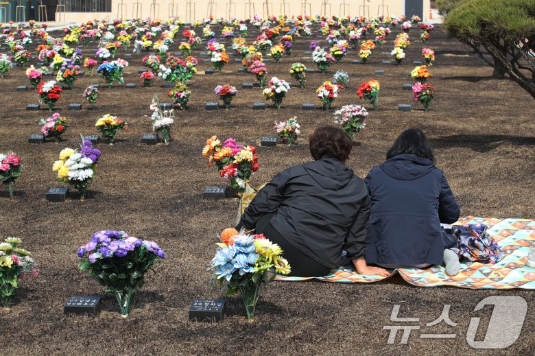 23일 오전 경북 의성군 의성읍 의성군공설봉안당 앞 추모공원에 산불이 옮겨붙어 잔디가 검게 그을려 있다. 일부 비석은 화염에 훼손되기도 했다. 2025.3.23/뉴스1 ⓒ News1 공정식 기자