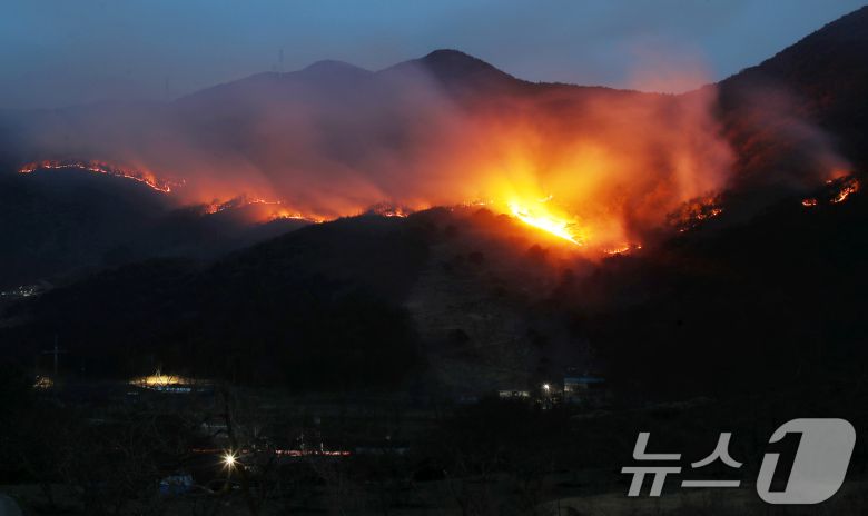 경남 산청 대형 산불이 사흘째로 접어든 23일 오후 산청군 단성면 일대에서 산불이 번지고 있다. 2025.3.23/뉴스1 ⓒ News1 윤일지 기자