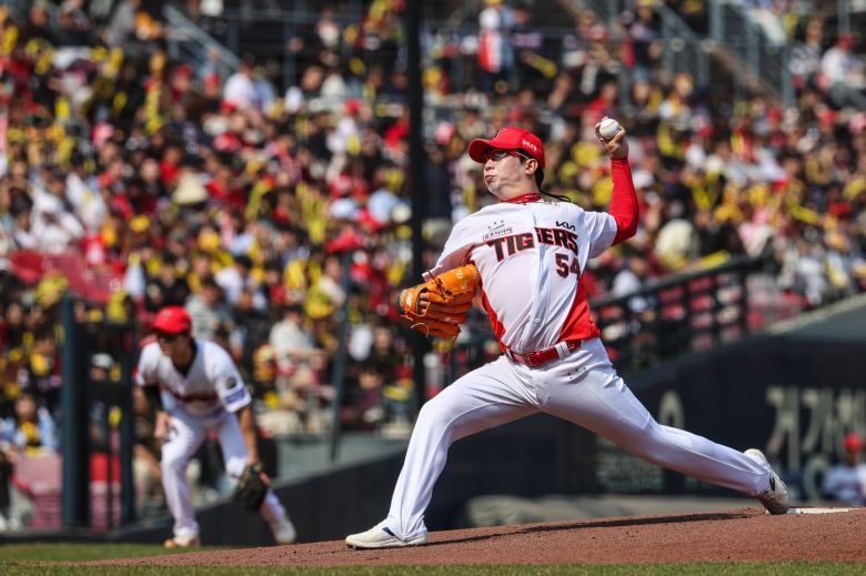 KIA 타이거즈 투수 양현종은 23일 열린 2025 신한 SOL뱅크 KBO리그 NC 다이노스와 홈 경기에 선발 등판해 역투하고 있다. (KIA 타이거즈 제공)