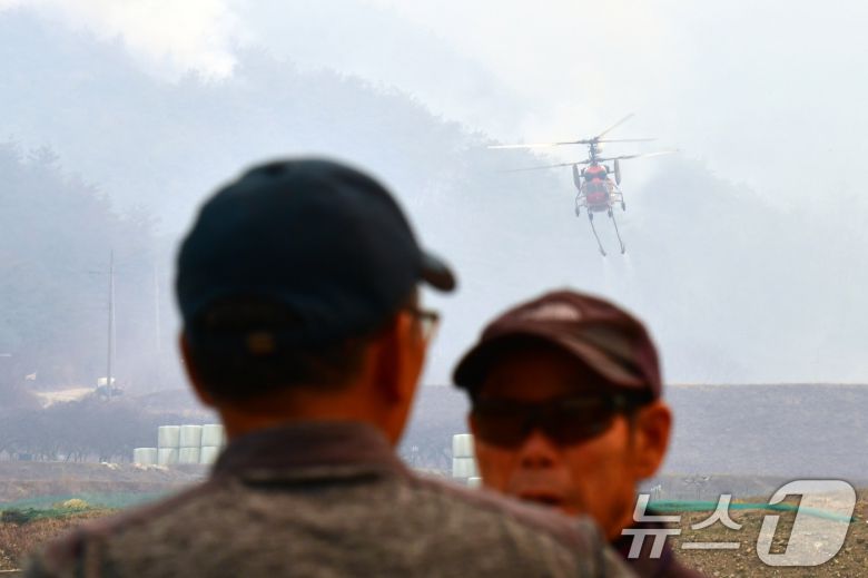 경북 의성군 산불 이틀째인 23일 단촌면 상화리 주민이 마을쪽으로 확산되는 불을 보며 걱정하고 있다. 2025.3.23/뉴스1 ⓒ News1 최창호 기자