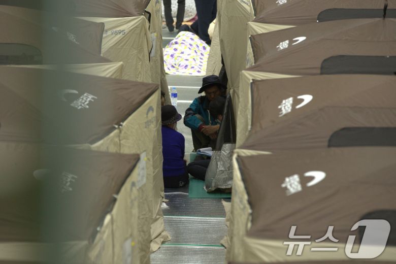 23일 경북 의성군 의성실내체육관에 산불 이재민들이 대피하고 있다. 2025.3.23/뉴스1 ⓒ News1 신성훈 기자