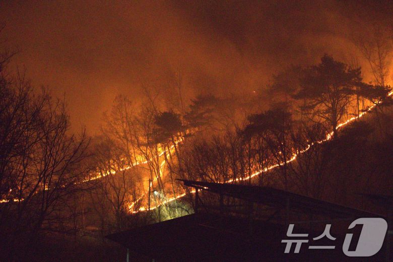 22일 오전 11시 45분쯤 경북 의성군 안평면에서 시작한 산불이 오후10시가 넘도록 계속 확산하고 있다. 2025.3.22/뉴스1 ⓒ News1 신성훈 기자