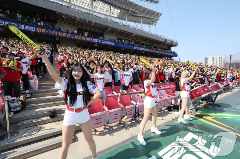 22일 광주 기아챔피언스필드에서 열린 '2025 신한 SOL 뱅크 KBO리그' 개막전 KIA타이거즈와 NC다이노스 경기를 찾은 야구팬들이 경기를 관람하고 있다. 2025.3.22/뉴스1 ⓒ News1 김태성 기자