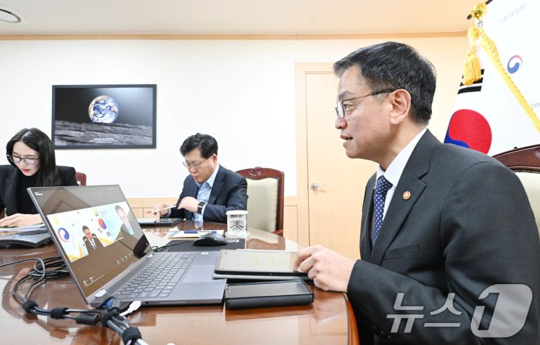 최상목 경제부총리 겸 기획재정부 장관이 12일 서울 종로구 정부서울청사에서 로베르토 싸이폰-아레발로 국제신용평가사 S&P 국가신용등급 글로벌 총괄과 화상회의를 하고 있다. (기획재정부 제공) 2024.12.13/뉴스1