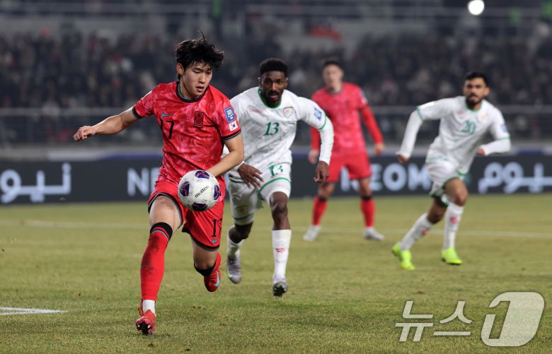 20일 오후 경기 고양시 고양종합운동장에서 열린 2026 국제축구연맹(FIFA) 북중미 월드컵 아시아 3차 예선 B조 7차전 대한민국과 오만의 경기에서 대한민국 배준호가 드리블하고 있다. 2025.3.20/뉴스1 ⓒ News1 이승배 기자