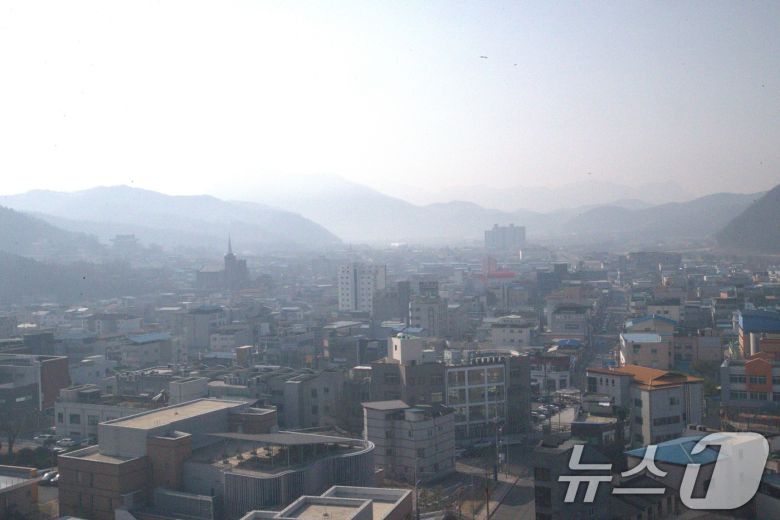 22일 오전 시작된 경북 의성군 안평면 산불로 인해 연기가 하늘을 뒤덮고있다.2025.3.23/뉴스1 ⓒ News1 신성훈 기자