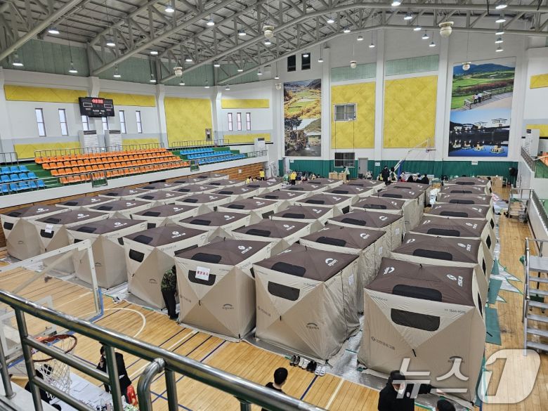경북 의성군 안평면에서 발생한 산불이 3단계가 발령된 가운데 23일 오전 의성실내체육관에 마련된 임시 대피소에 대피 천막이 빼곡하게 들어차 있다. 2025.3.23/뉴스1 ⓒ News1 신성훈 기자