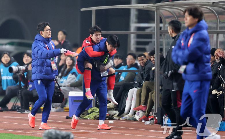 20일 오후 경기 고양시 고양종합운동장에서 열린 2026 국제축구연맹(FIFA) 북중미 월드컵 아시아 3차 예선 B조 7차전 대한민국과 오만의 경기에서 대한민국 이강인이 부상으로 코치진에게 업힌채로 경기장을 나서고 있다. 2025.3.20/뉴스1 ⓒ News1 이승배 기자