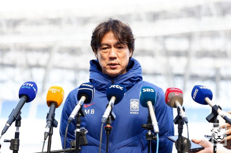 홍명보 축구대표팀 감독이 22일 용인미르스타디움에서 오는 25일 열리는 요르단과의 경기를 앞두고 훈련 전 취재진과 인터뷰를 하고 있다. (대한축구협회 제공. 재판매 및 DB 금지) 2025.3.22/뉴스1