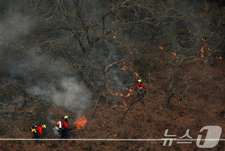 경남 산청 대형 산불이 사흘째로 접어든 23일 오전 산청군 시천면 일대에서 산림청 항공본부 공중진화대원들이 산불 진화작업을 벌이고 있다. 2025.3.23/뉴스1 ⓒ News1 윤일지 기자