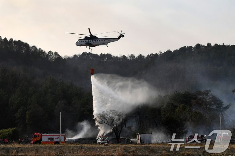 22일 오후 2시 59분쯤 경북 포항시 북구 흥해읍 곡강리 산림과 인접한 곳에서 불이 나 신고를 받고 출동한 포항시와 소방당국이 산불진화헬기와 장비 20여대를 투입해 진화 작업을 벌이고 있다.  2025.3.22/뉴스1 ⓒ News1 최창호 기자