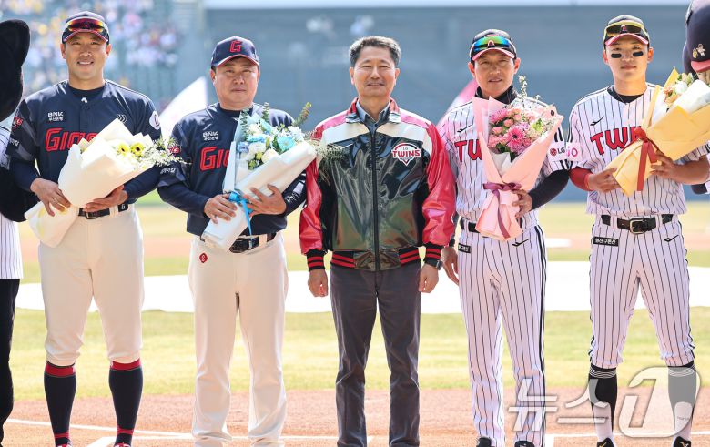 LG 스포츠 김인석 대표이사가 22일 서울 송파구 잠실야구장에서 열린 '2025 신한 SOL 뱅크 KBO리그' 개막전 롯데 자이언츠와 LG 트윈스의 경기에 LG염경엽 감독과 롯데 김태형 감독에게 꽃다발을 전달 후 기념촬영 하고 있다. 2025.3.22/뉴스1 ⓒ News1 김도우 기자