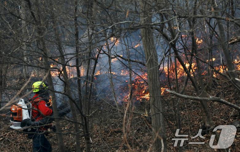 경남 산청 대형 산불이 사흘째로 접어든 23일 오전 산청군 시천면 일대에서 산림청 항공본부 공중진화대원들이 산불 진화작업을 벌이고 있다. 2025.3.23/뉴스1 ⓒ News1 윤일지 기자