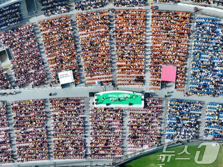 23일 서울 송파구 잠실야구장에서 열린 '2025 신한 SOL 뱅크 KBO리그' 롯데 자이언츠와 LG 트윈스의 경기에서 야구팬들이 열정적인 응원을 펼치고 있다. 2025.3.23/뉴스1 ⓒ News1 김진환 기자