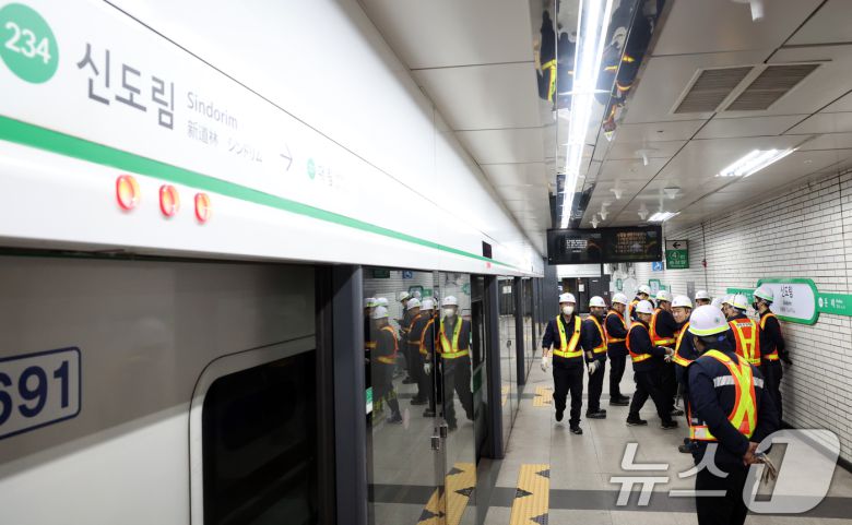 23일 오전 서울 지하철 2호선 신도림역에서 열차 탈선 사고가 발생해 관계자들이 복구작업을 하고 있다.  2025.3.23/뉴스1 ⓒ News1 김명섭 기자