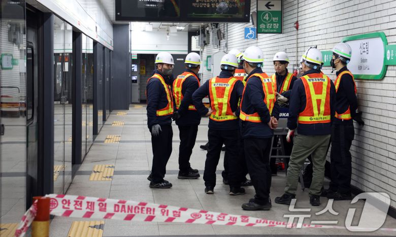 23일 오전 서울 지하철 2호선 신도림역에서 열차 탈선 사고가 발생해 관계자들이 복구작업을 하고 있다.  2025.3.23/뉴스1 ⓒ News1 김명섭 기자