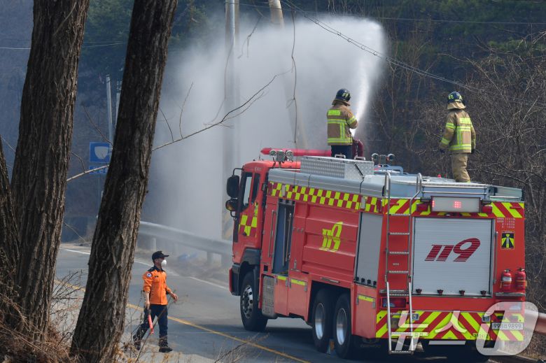 경북 의성군 산불 이틀째인 23일 소방대원들이 의성군 경북대로 주유소 인근 산에서 발생한 산불을 진화 하고 있다. 2025.3.23/뉴스1 ⓒ News1 최창호 기자