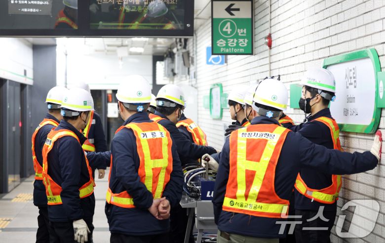 23일 오전 서울 지하철 2호선 신도림역에서 열차 탈선 사고가 발생해 관계자들이 복구작업을 하고 있다.  2025.3.23/뉴스1 ⓒ News1 김명섭 기자