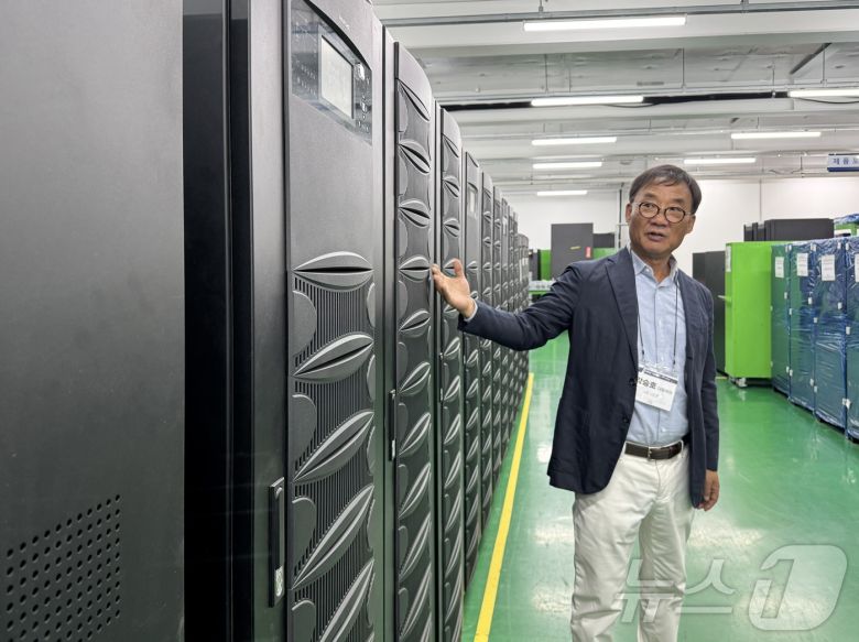 강승호 이온 대표가 20일 경기 수원구 본사에서 자사 개발품을 선보이고 있다. ⓒ News1 이민주 기자