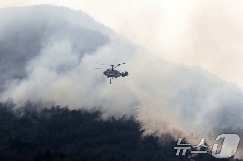 경남 산청 대형 산불이 사흘째로 접어든 23일 오후 산청군 시천면 일대에서 산불진화 헬기가 진화작업을 벌이고 있다. 2025.3.23/뉴스1 ⓒ News1 윤일지 기자