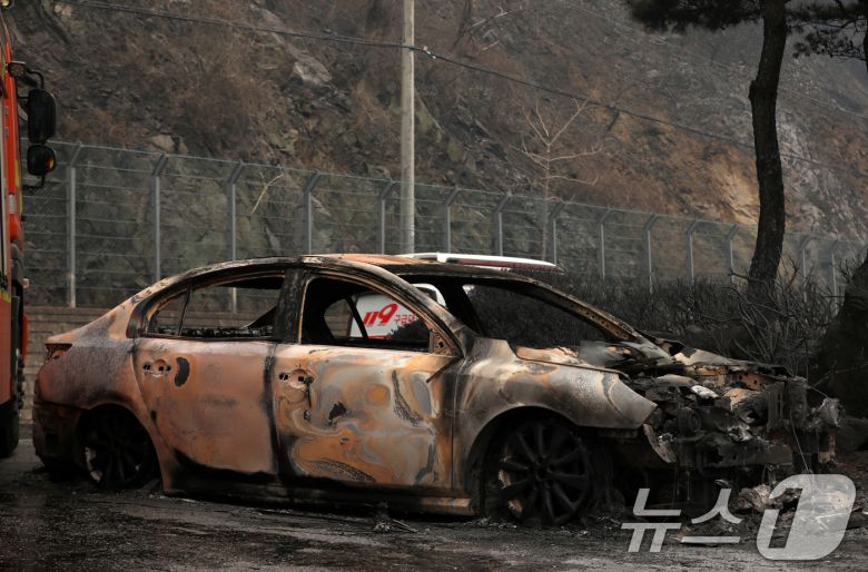 경남 산청 대형 산불이 사흘째로 접어든 23일 오전 산청군 시천면 일대에서 승용차가 산불로 인해 전소돼 있다. 2025.3.23/뉴스1 ⓒ News1 윤일지 기자