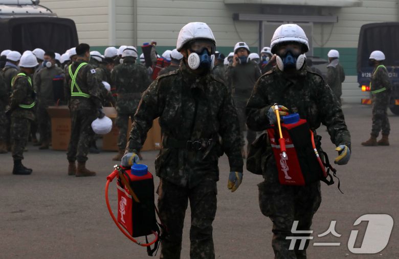 경남 산청 대형 산불이 사흘째로 접어든 23일 오전 산청군 시천면에서 39사단 장병들이 산불 진화작업을 준비하고 있다. 2025.3.23/뉴스1 ⓒ News1 윤일지 기자