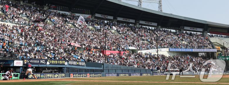 22일 서울 송파구 잠실야구장에서 열린 '2025 신한 SOL 뱅크 KBO리그' 개막전 롯데 자이언츠와 LG 트윈스의 경기를 찾은 야구팬들이 경기를 관람하고 있다. 2025.3.22/뉴스1 ⓒ News1 김도우 기자