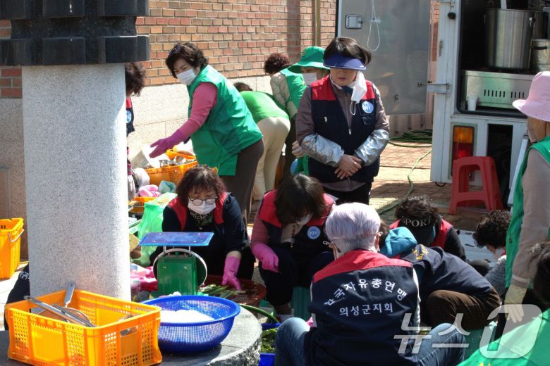 23일 경북 의성군체육관에서 자원봉사자들이 산불로 인해 대피한 이재민을 위해 봉사활동을 하고 있다.2025.3.23/뉴스1 ⓒ News1 신성훈 기자