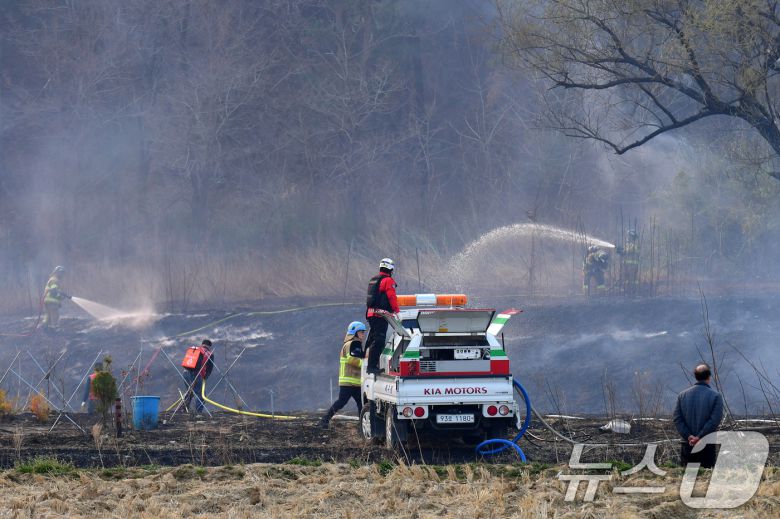22일 오후 2시59분쯤 경북 포항시 북구 흥해읍 곡강리 산림과 인접한 곳에서 불이 나 신고를 받고 출동한 포항시와 소방당국이 산불진화헬기와 장비 20여대를 투입 진화 작업을 벌이고 있다.  2025.3.22/뉴스1 ⓒ News1 최창호 기자