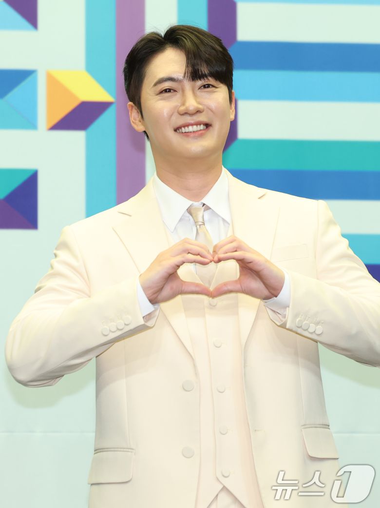 가수 손빈아가 24일 오전 서울 마포구 상암동 스탠포드호텔에서 열린 TV조선 '미스터트롯3' TOP7 기자간담회에 참석해 포즈를 취하고 있다. 2025.3.24/뉴스1 ⓒ News1 권현진 기자