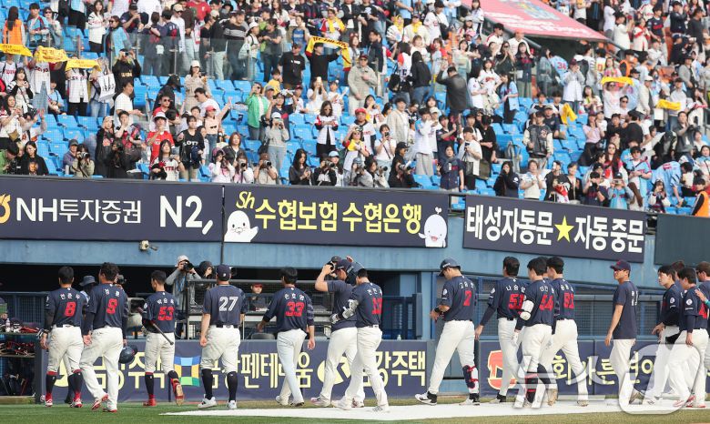 23일 서울 송파구 잠실야구장에서 열린 '2025 신한 SOL 뱅크 KBO리그' 롯데 자이언츠와 LG 트윈스의 경기, 2대10 대패배로 개막 시리즈 연패를 당한 롯데 선수들이 그라운드를 빠져나가고 있다. 2025.3.23/뉴스1 ⓒ News1 김진환 기자