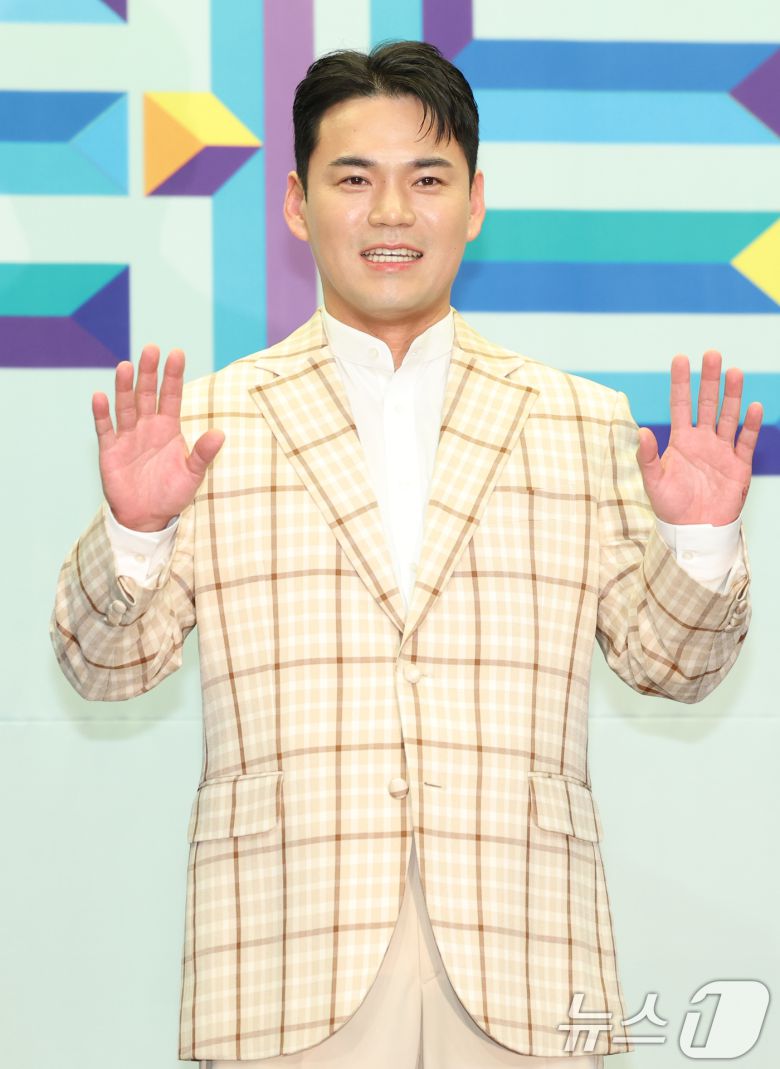 가수 천록담(이정)이 24일 오전 서울 마포구 상암동 스탠포드호텔에서 열린 TV조선 '미스터트롯3' TOP7 기자간담회에 참석해 포즈를 취하고 있다. 2025.3.24/뉴스1 ⓒ News1 권현진 기자