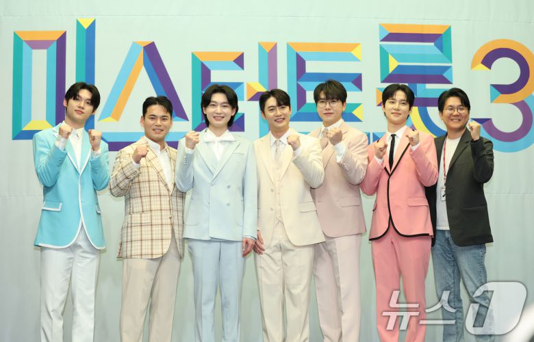 가수 최재명(왼쪽부터)과 천록담, 김용빈, 손빈아, 춘길, 추혁진, 민병주 CP가 24일 오전 서울 마포구 상암동 스탠포드호텔에서 열린 TV조선 '미스터트롯3' TOP7 기자간담회에 참석해 포즈를 취하고 있다. 2025.3.24/뉴스1 ⓒ News1 권현진 기자