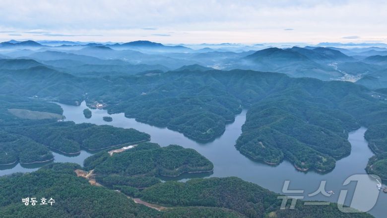 충북 음성군은 상춘객을 위한 걷기 좋은 호수 7곳을 추천했다. 사진은 맹동 호수 전경.(음성군 제공. 재판매 및 DB금지)/뉴스1