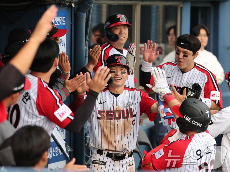 23일 서울 송파구 잠실야구장에서 열린 '2025 신한 SOL 뱅크 KBO리그' 롯데 자이언츠와 LG 트윈스의 경기, LG 박해민과 박동원이 8회말 2사 1,2루에서 구본혁의 2타점 적시 3루타로 득점에 성공 후 더그아웃에서 동료들과 기쁨을 나누고 있다. 2025.3.23/뉴스1 ⓒ News1 김진환 기자