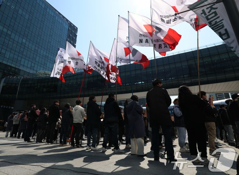 19일 경기 성남시 분당구 카카오 판교아지트 정문 앞에서 카카오 노조가 포털 '다음' 서비스를 담당하는 사내독립기업(CIC)의 별도 법인 분사 반대 집회를 하고 있다. 2025.3.19/뉴스1 ⓒ News1 김영운 기자
