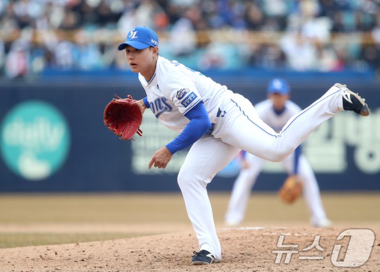 8일 오후 대구 삼성라이온즈파크에서 열린 프로야구 '2025 신한 SOL 뱅크 KBO 리그' SSG 랜더스와 삼성 라이온즈의 시범경기, 6회초 마운드에 오른 삼성 신인 배찬승이 역투하고 있다. 2025.3.8/뉴스1 ⓒ News1 공정식 기자