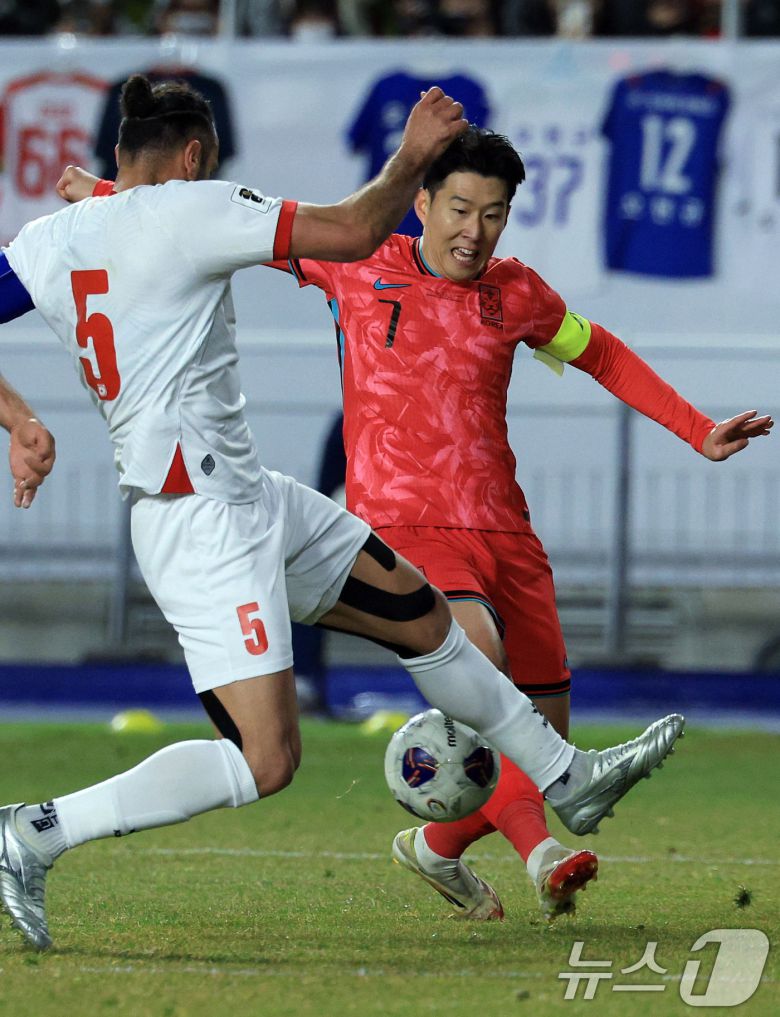 25일 오후 경기도 수원시 팔달구 수원월드컵경기장에서 열린 2026 국제축구연맹(FIFA) 북중미 월드컵 아시아 3차 예선 B조 8차전 대한민국과 요르단의 경기에서 손흥민의 슛이 요르단 야잔 아부 알아랍에게 막히고 있다. 2025.3.25/뉴스1 ⓒ News1 박정호 기자