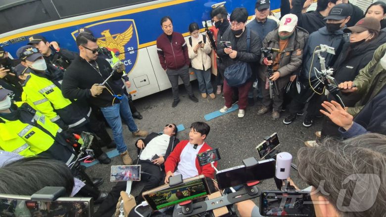 극우 유튜버들이 25일 서울 서초구 남태령에서 드러누운 모습. 2025.3.25/뉴스1 ⓒ News1 남해인 기자