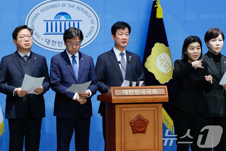 전현희 더불어민주당 사법정의실현 및 검찰독재대책위원회(사검독위) 위원장을 비롯한 위원들이 25일 서울 여의도 국회 소통관에서 재판부를 향해 이재명 대표 공직선거법 항소심에 대한 공정한 판결을 촉구하며 기자회견을 하고 있다. 왼쪽부터 김승원, 이용우, 박균택, 전현희. 2025.3.25/뉴스1 ⓒ News1 안은나 기자