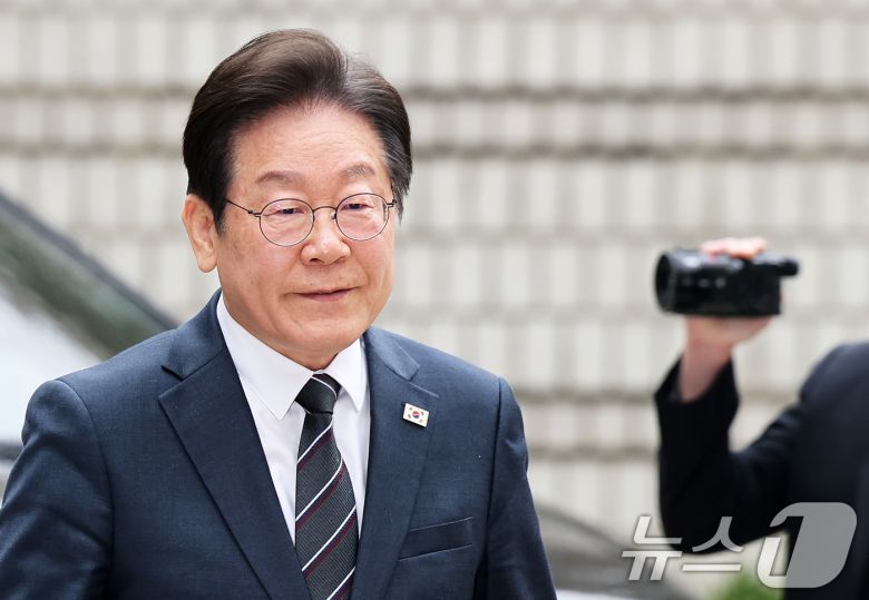 이재명 더불어민주당 대표가 25일 오전 서울 서초구 서울중앙지방법원에서 열린 '대장동 배임·성남FC 뇌물' 관련 1심 공판에 출석하고 있다. 2025.3.25/뉴스1 ⓒ News1 오대일 기자