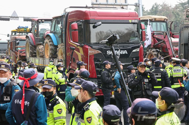 25일 서울 관악구 과천대로에서 남태령역으로 향하던 전국농민회총연맹(전농) 소속 트랙터들이 경찰 통제로 멈춰서 있다. 전농은 이날 오후 남태령역에서 윤석열 대통령 탄핵 촉구 집회를 한 뒤 트랙터와 트럭을 이끌고 광화문 방면으로 행진한다고 밝혔다. 2025.3.25/뉴스1 ⓒ News1 김도우 기자
