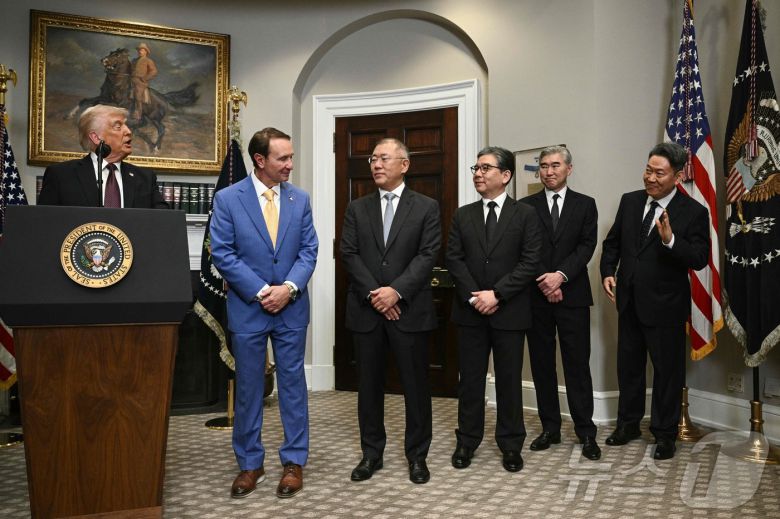 도널드 트럼프 미국 대통령이 24일(현지시간) 워싱턴DC 백악관에서 현대차그룹의 210억 달러 규모의 투자계획을 발표하며 정의선 현대차그룹 회장을 소개하고 있다. ⓒ AFP=뉴스1 ⓒ News1 류정민 특파원