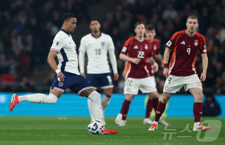 잉글랜드를 상대로 선발 출전한 구텍(오른쪽) ⓒ 로이터=뉴스1