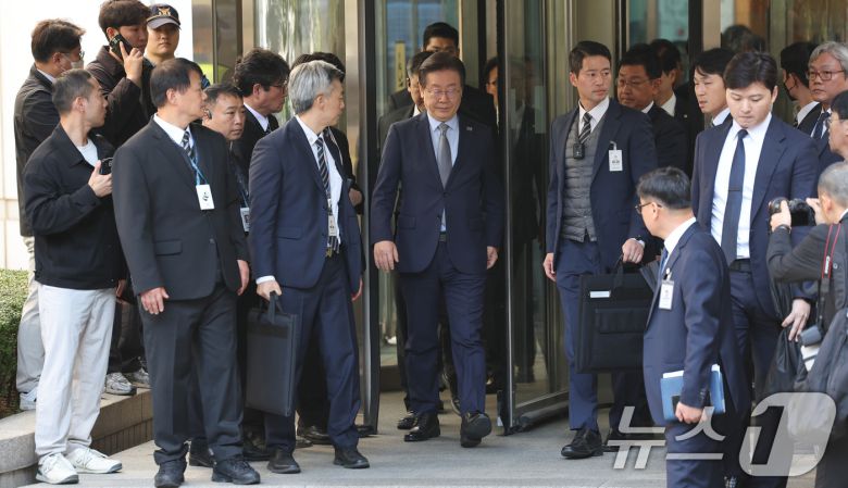 이재명 더불어민주당 대표가 15일 서울 서초구 서울중앙지방법원에서 열린 '공직선거법 위반' 1심 선고 공판에서 징역 1년에 집행유예 2년을 선고받은 뒤 법정을 나서고 있다. 이 판결이 대법원에서 확정될 경우 이 대표는 의원직을 잃고, 대선 출마도 불가능하다. 2024.11.15/뉴스1 ⓒ News1 이동해 기자