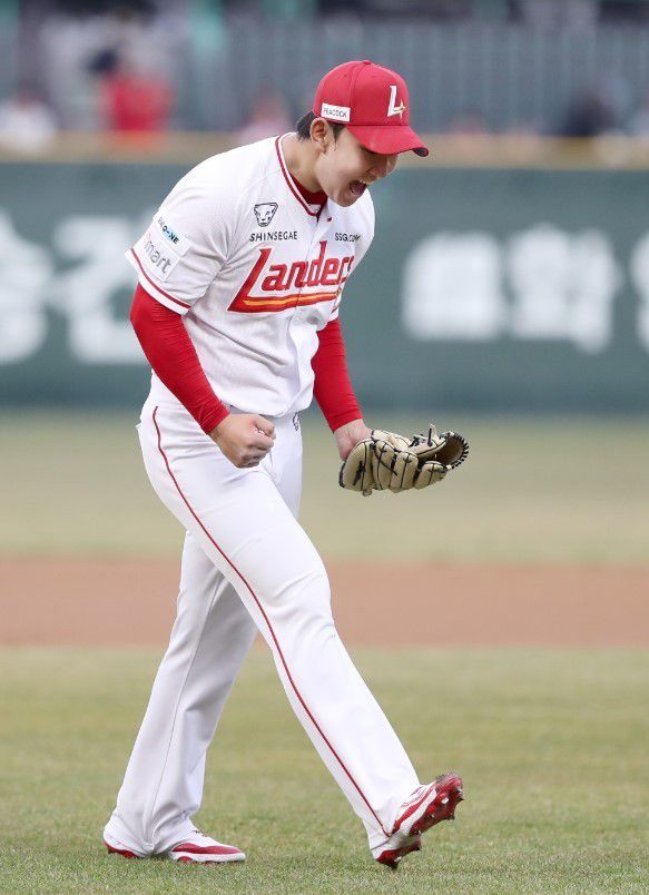 SSG 랜더스 투수 송영진은 26일 열린 KBO리그 인천 롯데 자이언츠전에서 6⅓이닝을 1실점으로 막고 승리를 거뒀다. (SSG 랜더스 제공)